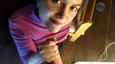 الإباحية المنزلية الروسية النموذجية مع حبكة ديك وابتلاع عميق جيد